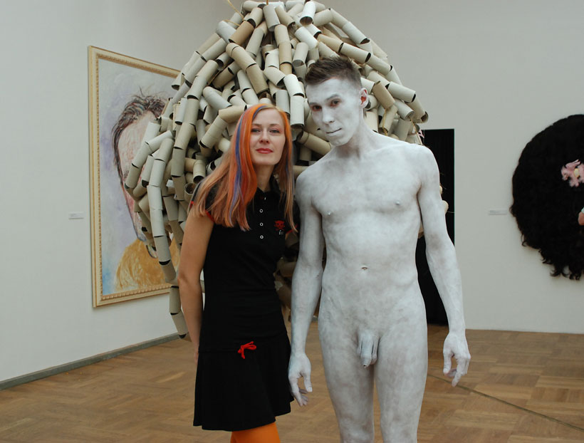 Fideelia and white man in front of the installation